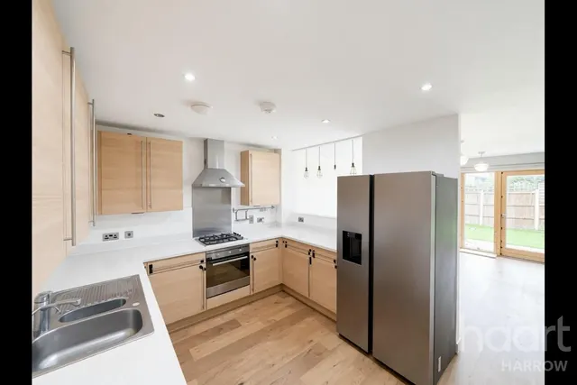 Douglas Close, HA7, photo 2