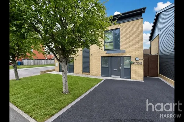 Douglas Close, HA7, photo 1