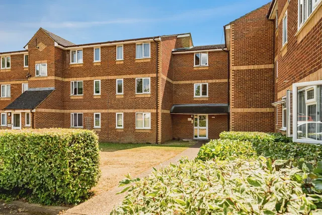 Walpole Road, SLOUGH, photo 1