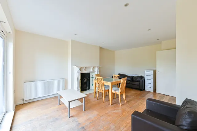 Photo 3 — B, 17 Telford Avenue, London