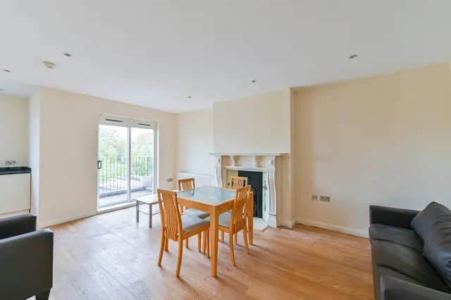 Photo 2 — B, 17 Telford Avenue, London