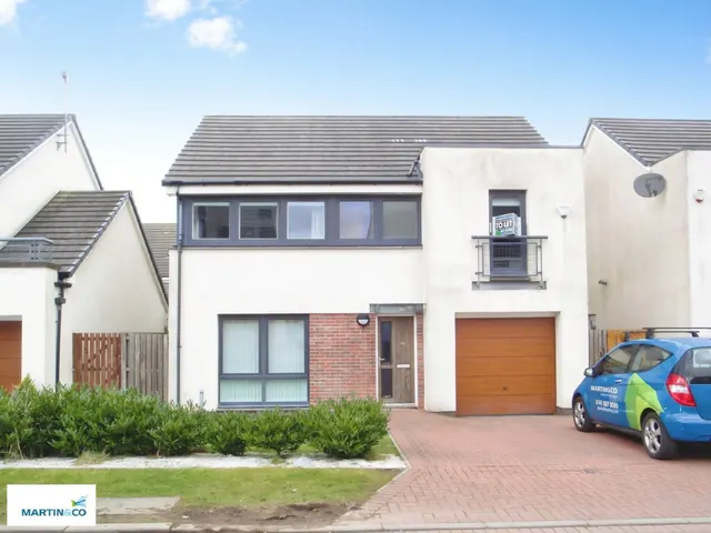 Crofton Drive, Renfrew, photo 1
