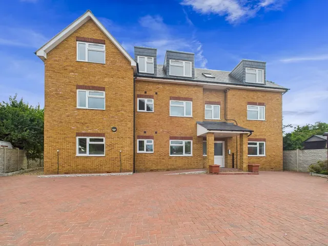 Feltham, Middlesex, photo 3