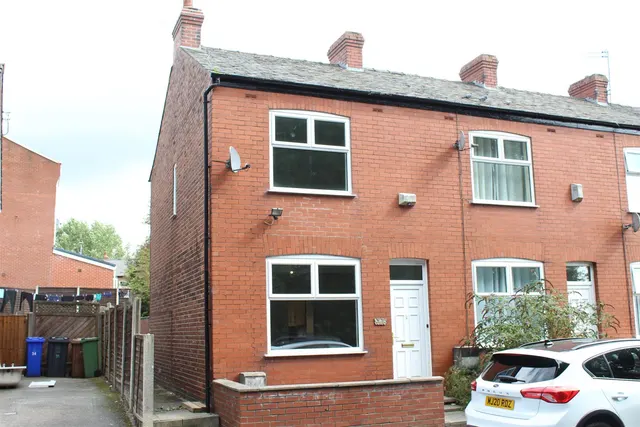 2 bedroom house, Read Street West, Hyde, SK14