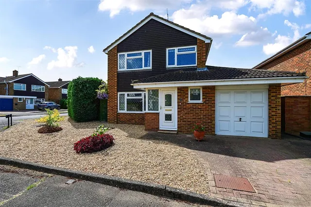 Wren Close, Yateley, Hampshire, GU46 6NZ, photo 1