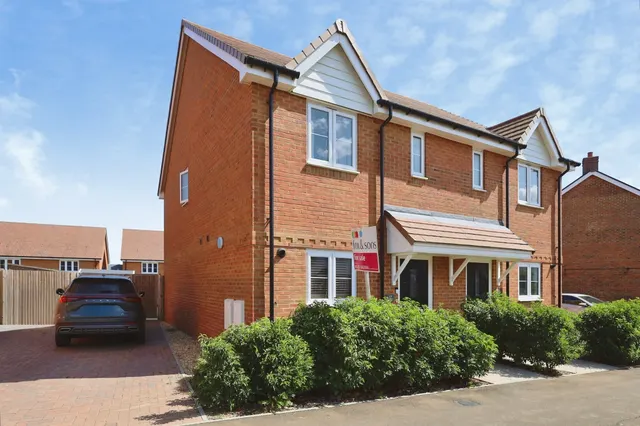 Clover Crescent, Hellingly, BN27, photo 1