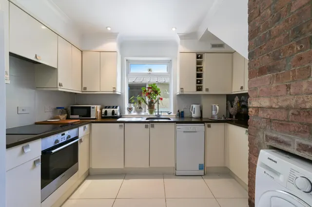 Almond Grove, Brentford, TW8, photo 2