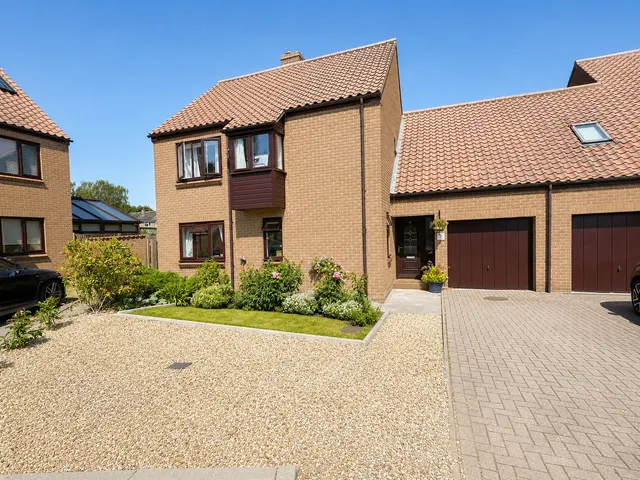 Halls Court, Dunston, LN4, photo 1