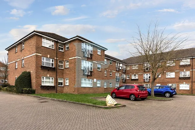 Bunns Lane, Mill Hill, NW7, photo 3