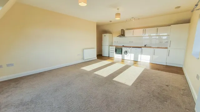 Photo 3 — Willow Tree Lodge Cozens Lane East, Wormley, Herts EN10 6GQ