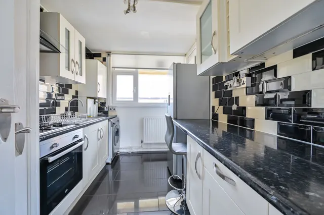 Photo 2 — 39 Alberta Street, London