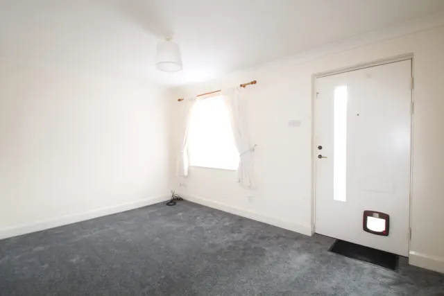 Photo 3 — Heatherbank Close, Dartford