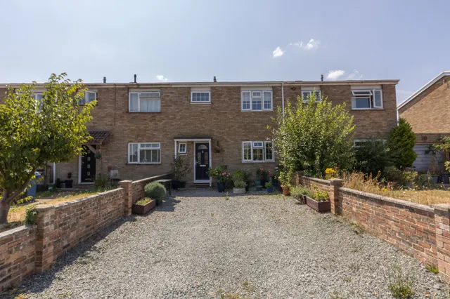 Mitchell Avenue, Hartley Wintney, Hook, RG27 8HF, photo 1