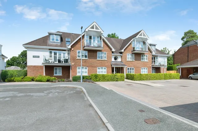 Manor Close, Ferndown, photo 1