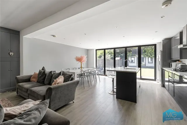 Petworth Road, London, N12, photo 1