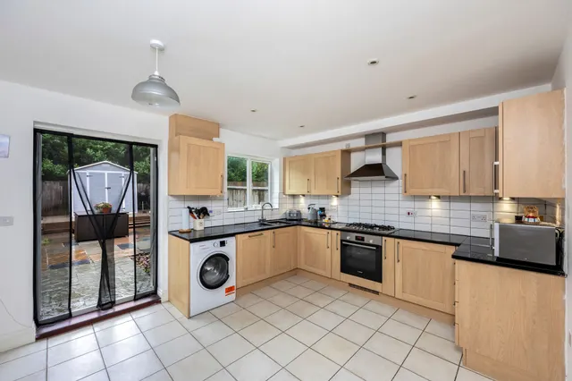Dew Pond Close, Horsham, RH13, photo 3