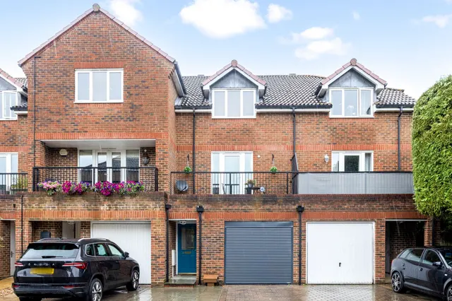 Dew Pond Close, Horsham, RH13, photo 1