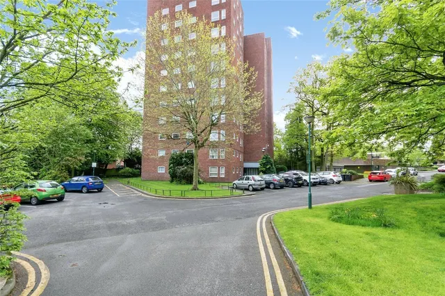 Bowen Court, Wake Green Park, B13, photo 1