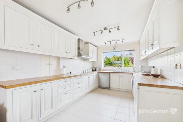 Lambourne Avenue, Ashbourne, photo 2