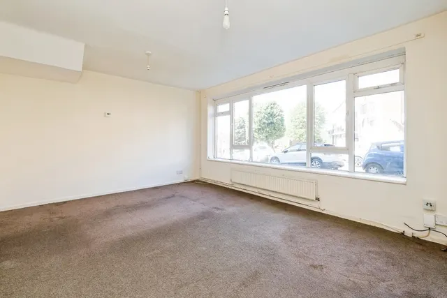 Photo 2 — Victor Walk, Hornchurch, RM12