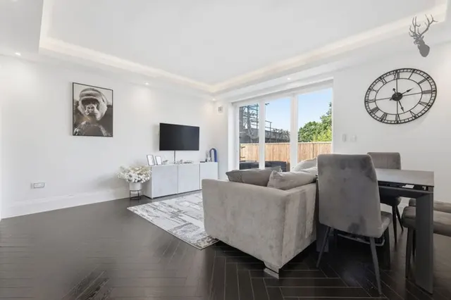 Manor Road, Chigwell, IG7, photo 2