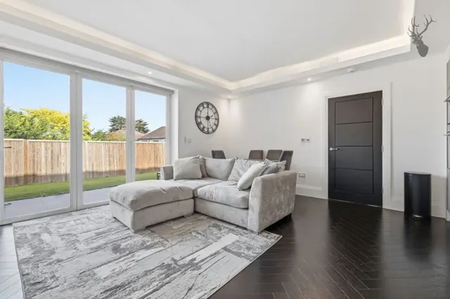 Manor Road, Chigwell, IG7, photo 3