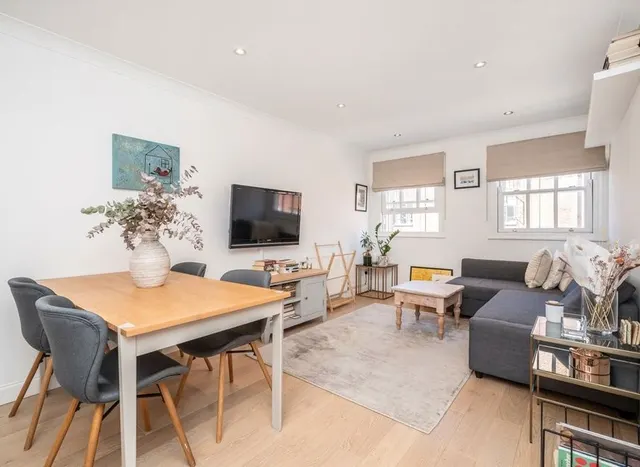 Photo 2 — Amwell Street, Clerkenwell, EC1R