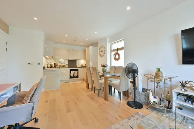 Photo 2 — Flat 11, Oak Lodge, Watford