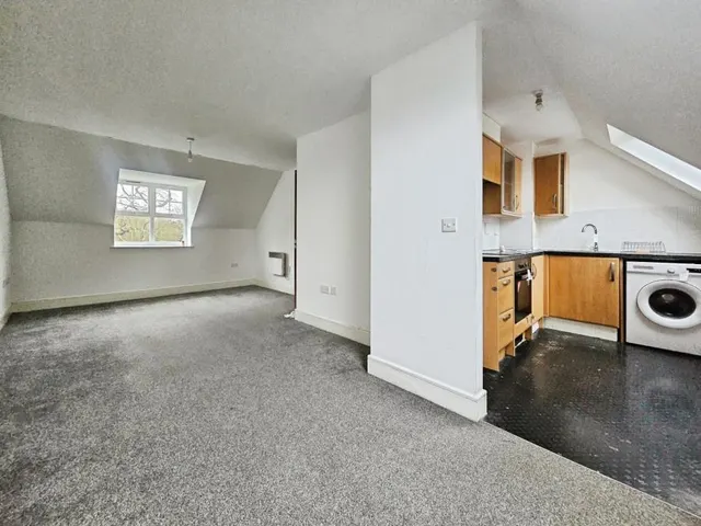 Worth Park Avenue, Crawley, RH10, photo 3
