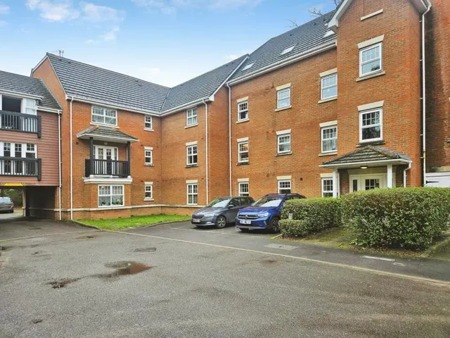 Worth Park Avenue, Crawley, RH10, photo 2