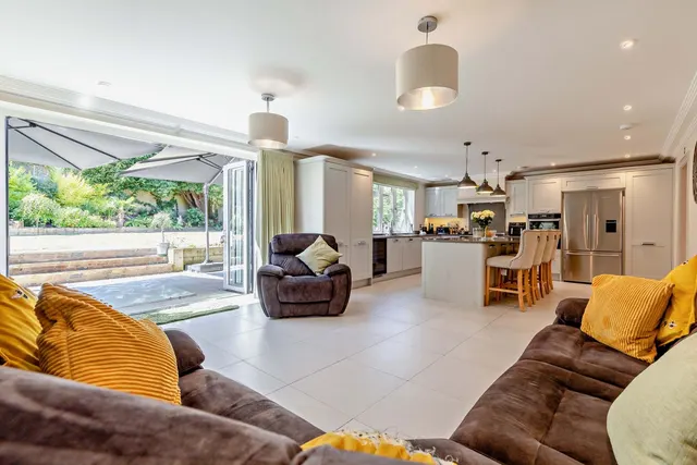 Bagshot Road, West End, GU24, photo 2