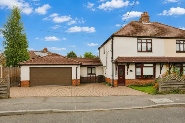 Denzil Avenue, Netley Abbey, Southampton, photo 1