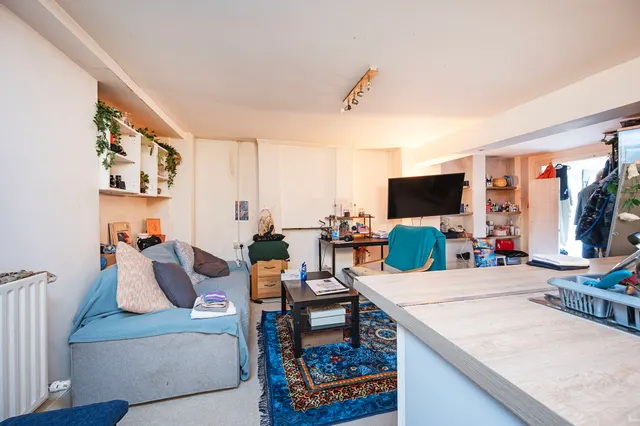 Photo 2 — Basement Flat, 46 Bacon Street, London