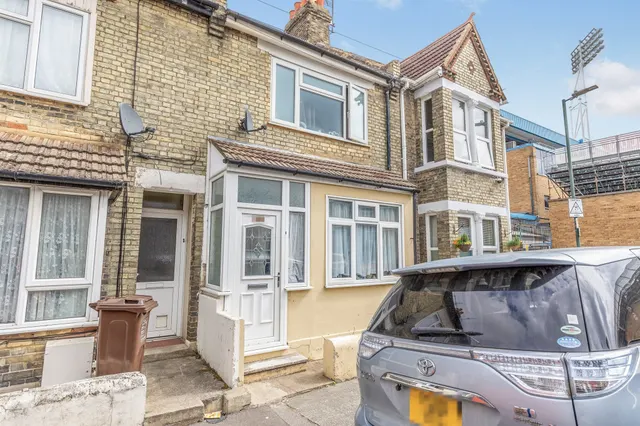 Priestfield Road, Gillingham, photo 1