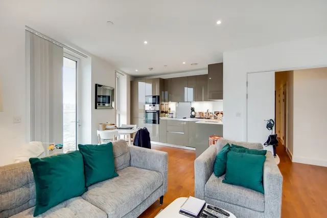 Photo 2 — Flat 72, Duncombe House, 15 Victory Parade, London