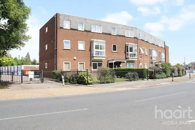 Station Road, Gidea Park, RM2, photo 1
