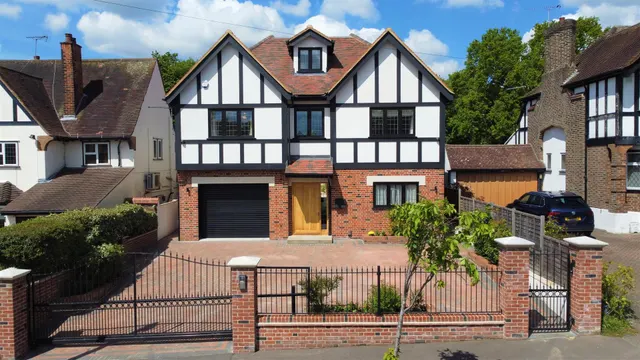 Stradbroke Grove, Buckhurst Hill, photo 1