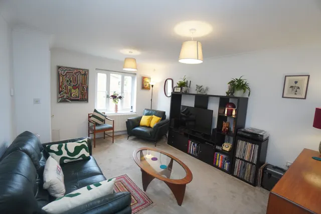 West Court, Downley, HP13, photo 2