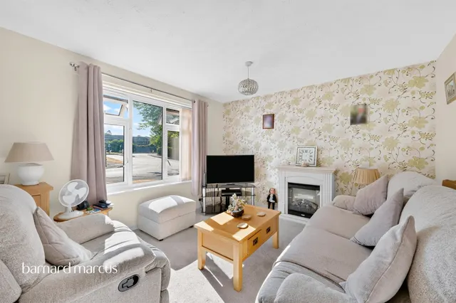 Henbit Close, Tadworth, KT20, photo 2