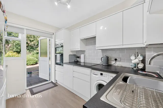 Henbit Close, Tadworth, KT20, photo 3