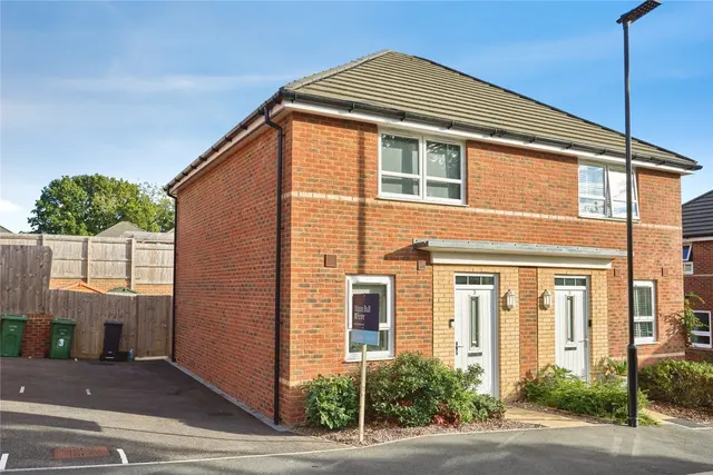 Buttercup Glade, Newport, PO30, photo 1