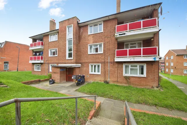 Kings Drive, Wembley, photo 1
