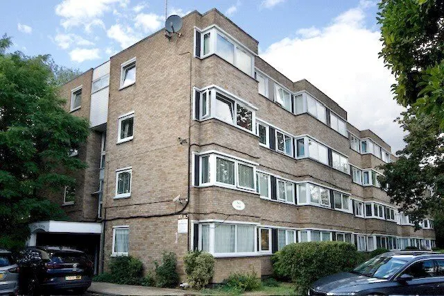 Queenswood Gardens, London, E11, photo 1