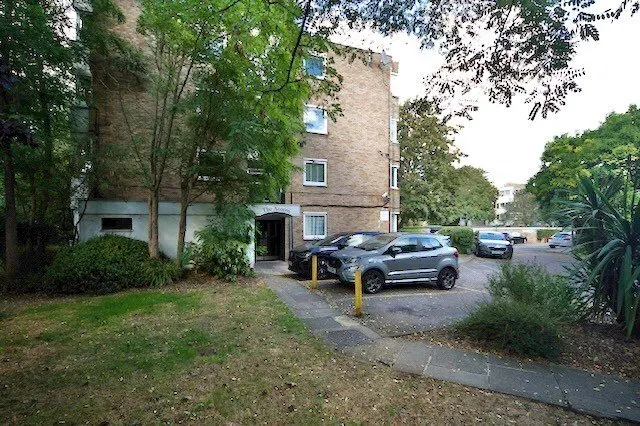 Photo 3 — Queenswood Gardens, London, E11