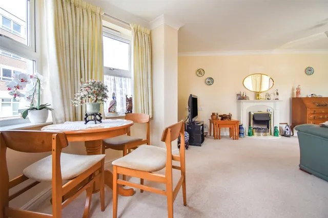 Photo 3 — Windsor Way, Aldershot, Hampshire, GU11 1HZ