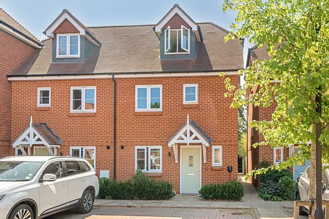 4 bedroom house, Holt Close, Ottershaw, KT16