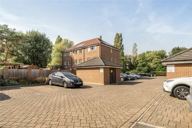 Winter Close, Epsom, KT17, photo 3