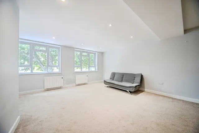 Queensway, Bletchley, MK2, photo 1