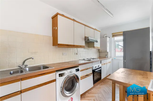 High Road, London, N12, photo 3