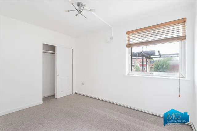 High Road, London, N12, photo 2